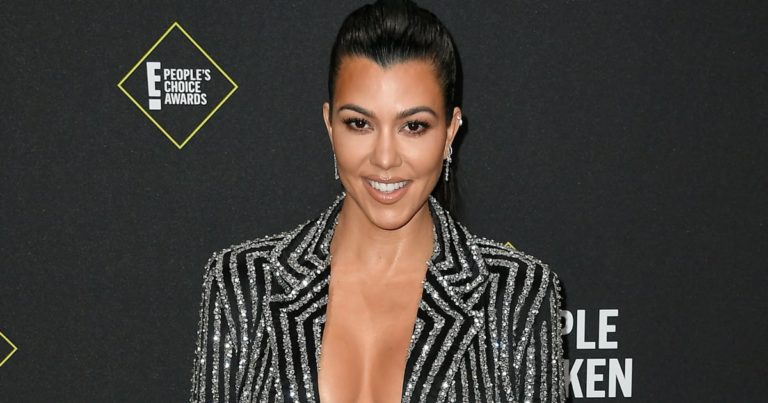 My Abs and Arms Hurt Just Watching Kourtney Kardashian’s Levitating Trapeze Table Workout – POPSUGAR My Abs and Arms Hurt Just Watching Kourtney Kardashian’s Levitating Trapeze Table Workout – POPSUGAR