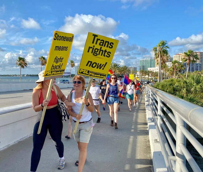Sarasota LGBTQ community protests FDOT Ringling bridge lighting decision – Sarasota Herald-Tribune Sarasota LGBTQ community protests FDOT Ringling bridge lighting decision – Sarasota Herald-Tribune